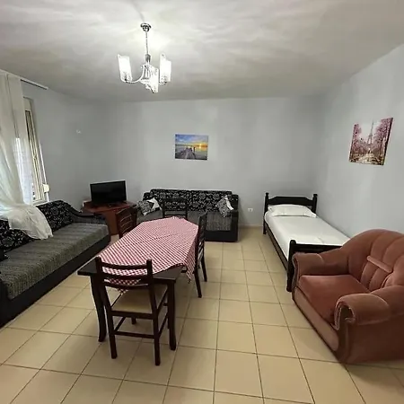 Rezidenca Hasanaj 33 דירה